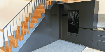 Holztreppe-und-Kueche-vom-Handwerker.png